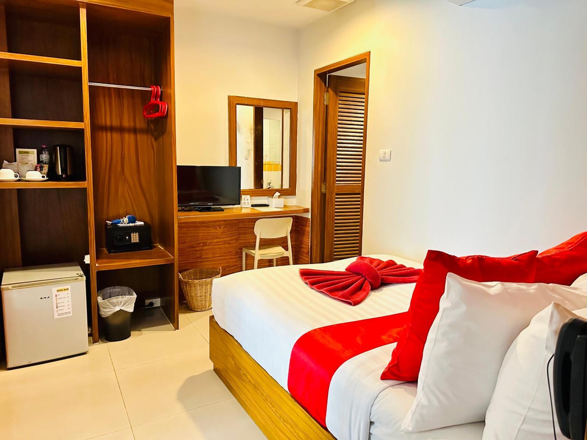 Pj Patong Resortel Buitenkant foto